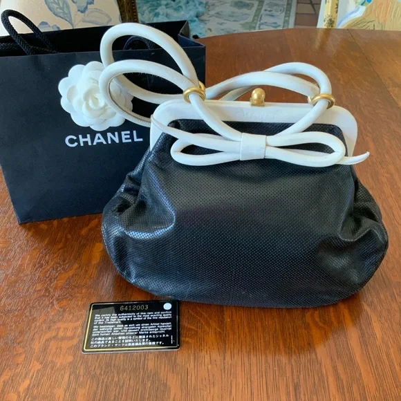 CHANEL PERFORATED KISS TOP CLOSURE BOW BLACK HANDBAG - Picture 2 of 14